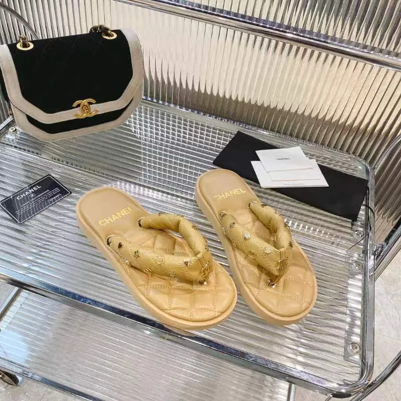 👟👟Ex-factory price 460👟👟 CHANEL 2022SS C Jia Xiaoxiang new summer bread slippers flip-flops flip-flops beach sandals original 7100 purchase development production Xiaoxiang 2023 summer hot style bread slippers irresistibly cute! The color of macarons and ice cream combined with the chubby figure is like stepping on bread or clouds ☁️Super strong wrapping feeling!  Fabric: Original customized super soft sheepskin Lining: Original customized super soft sheepskin Sole: Exclusive molded ultra-light foam outsole Sole thickness: 2CM Size: 35-40